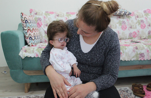 2 yaşında ama 3 aylık bebek gibi