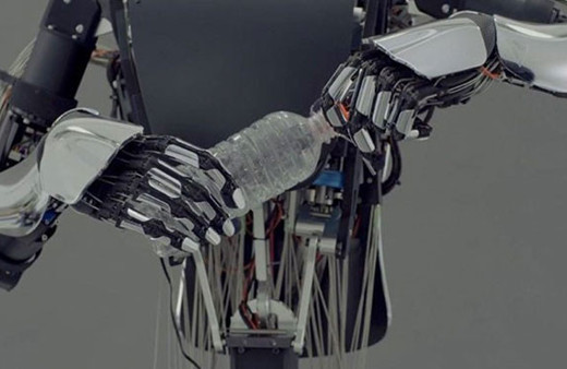 İnsan elini taklit edebilen robot geliştirildi!