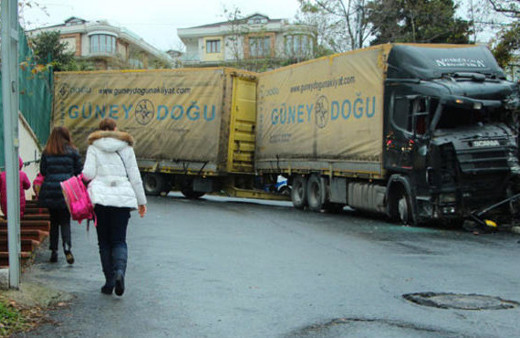 Okul yolunda TIR dehşeti! Faciadan kılpayı dönüldü