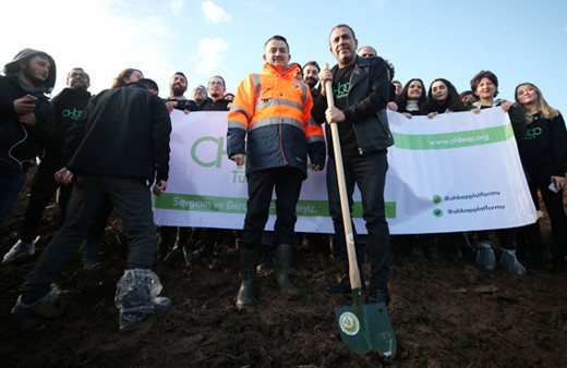 Bakan Bekir Pakdemirli Haluk Levent'le birlikte fidan dikti
