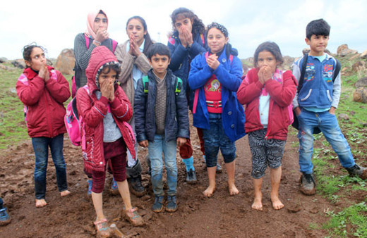 Siverek'te öğrenciler eşek sırtında çıplak ayakla okula gidiyor