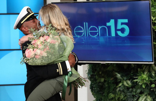 Uzun süredir göremediği sevgilisini gören kadının yaşadığı büyük sevinç...