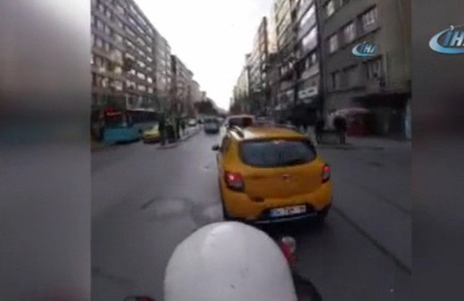  Motosikletli kuryelerin ölümden döndüğü anlar kamerada