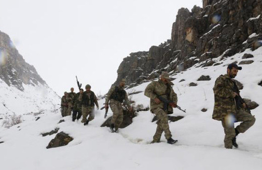 Mehmetçik enselerinde! 1 metre karda didik didik arıyor