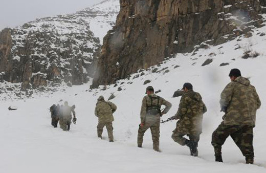 Mehmetçik enselerinde! 1 metre karda didik didik arıyor