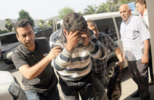 Polis memurunun iğrençliğine bakın hem annesiyle hem kızıyla...