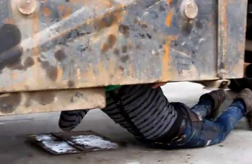 Kamyonun yakıt deposunda yakalandılar