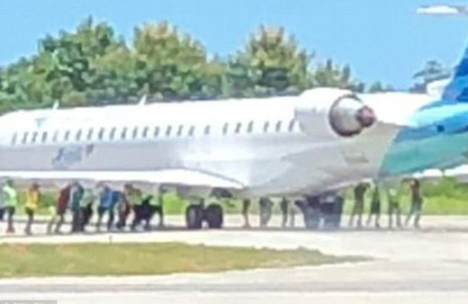 Bunu da gördük! Uçağı iterek çalıştırdılar