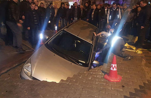 Yok artık! Yol çöktü otomobil gömüldü