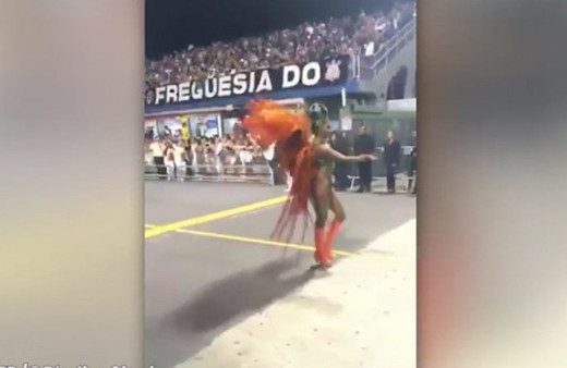 Skandal olay! Karnaval kraliçesinin tangası açılınca... 