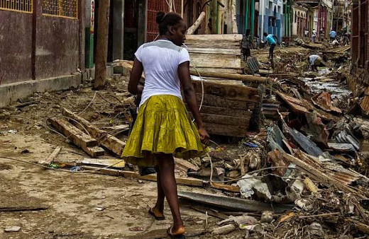 Depremzedelerle seks skandalının fotoğrafları ortaya çıktı