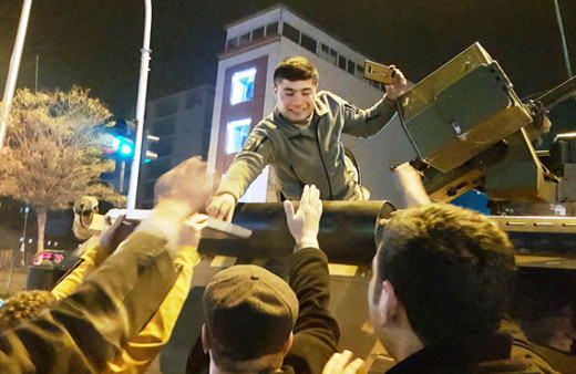 Dünyaya korku salan fotoğraf! Gülerek gidiyorlar...