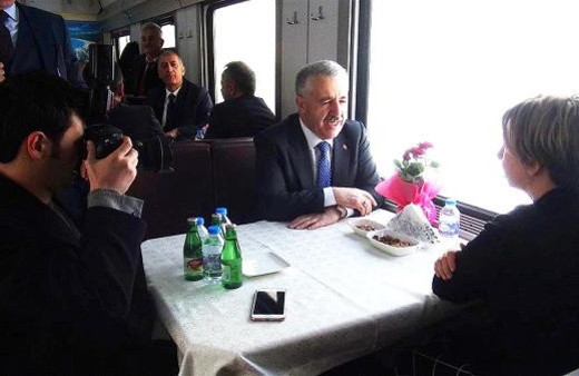 Ahmet Arslan Doğu Ekspresi'ne binince ilgi odağı oldu