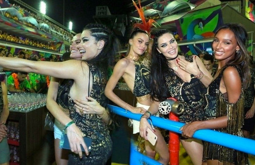 Metin'i Türkiye'ye yolladı karnavala koştu