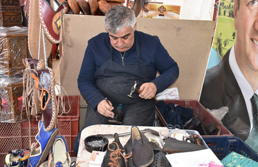 Tarihi filmler için 'Osmanlı' çarıkları yapıyor