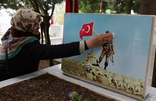 Şehit oğluna Afrin'deki kahramanlıkları anlatıyor