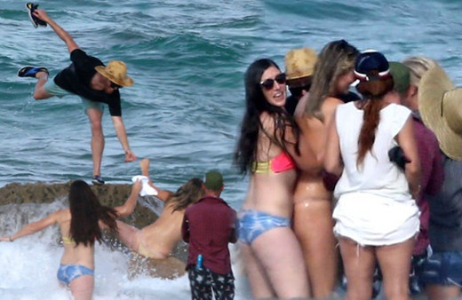 Çıplak poz verirken denize düşmüştü! Ünlü model o anları anlattı