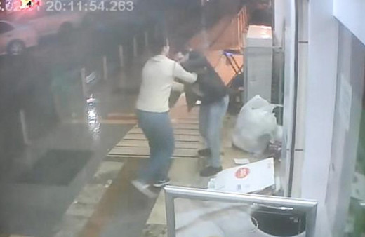 'Buyrun efendim' demeyince müşteri çılgına döndü