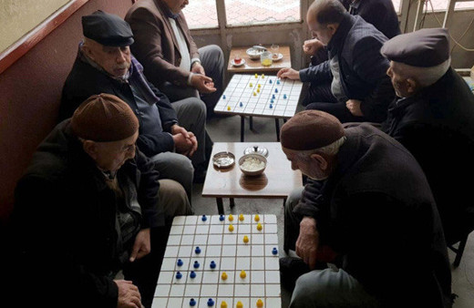 Bu çay ocağında sadece satranç ve dama oynanıyor