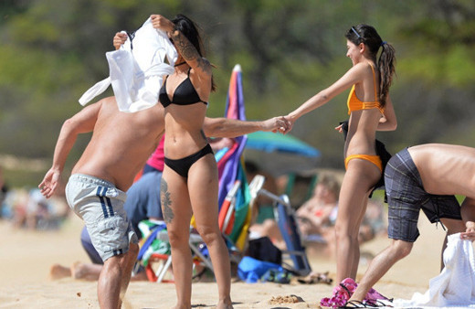 45 yaşındaki aktör 19'luk sevgilisiyle tatilde görüntülendi