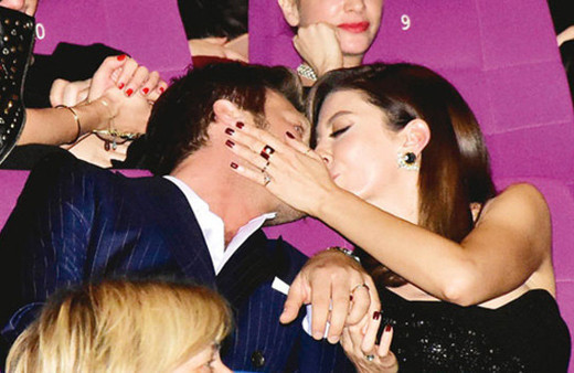 Galaya damga vuran öpücüklü kutlama!