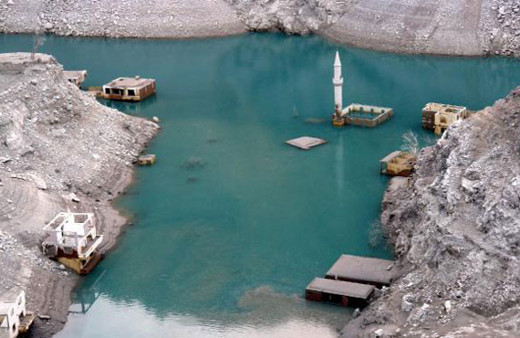 Yer Artvin! Yağmur yağmayınca baraj kurudu köy ortaya çıktı