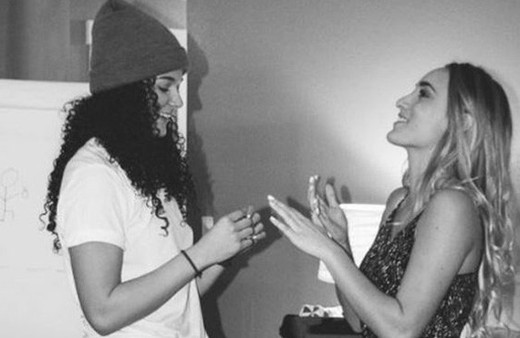 ABD'de iki sevgilinin, birbirlerine aynı anda sürpriz evlilik teklifi yaptığı an kamerada