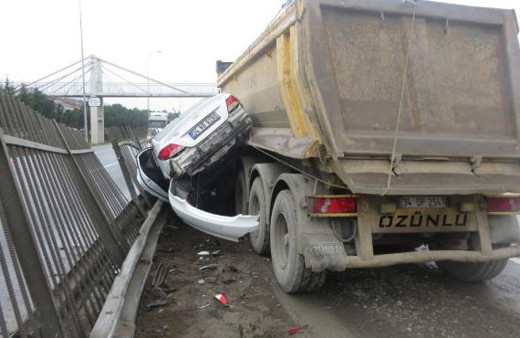 Bariyerlere sıkıştırdı otomobil hurda yığınına döndü!
