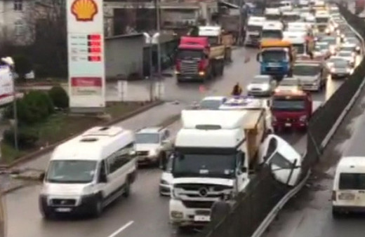  Bariyerlere sıkıştırdı otomobil hurda yığınına döndü!