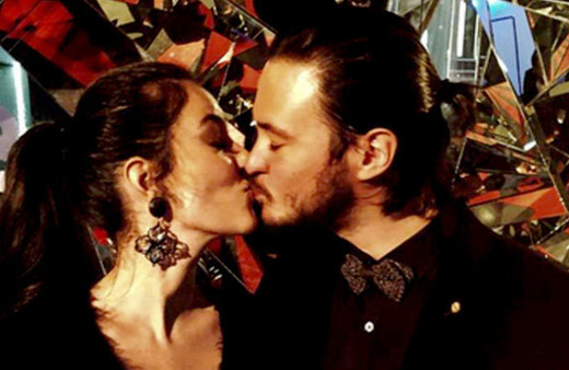 Geceye damga vuran ateşli öpücük!