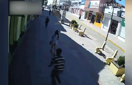 Şoke eden olay kadını metrelerce sürükledi