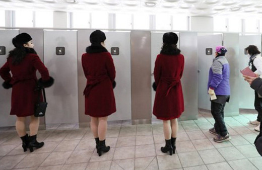 Böylesi ilk defa görüldü! Tuvalete bile yalnız gidemiyorlar