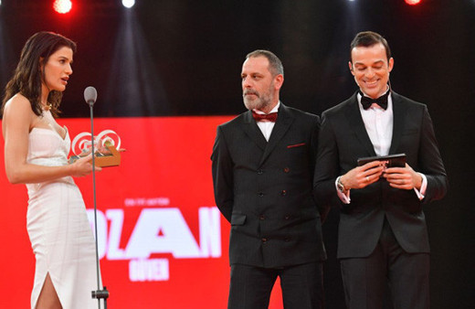 Berrak Tüzünataç'ın yalın beyaz stili