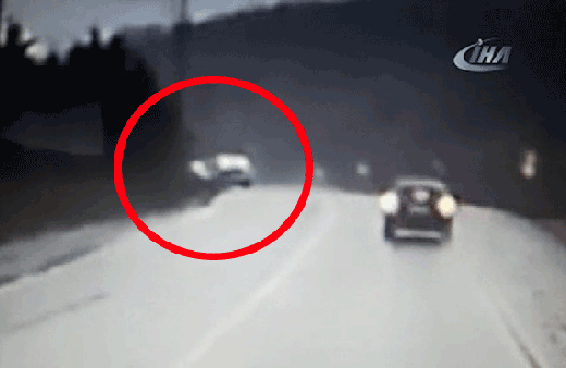 Virajı alamadı defalarca takla attı!