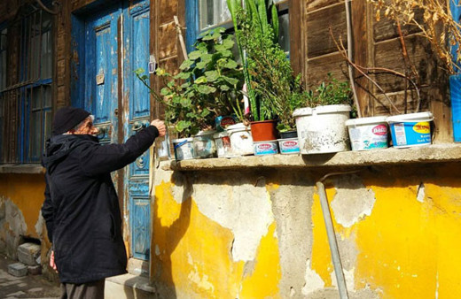 Çocukluğunu, komşularını ve annesini bir pencerede yaşatıyor 