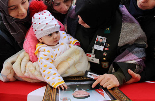 Bak kızım bu senin baban! 6 aylık şehit kızı babasını uğurladı...