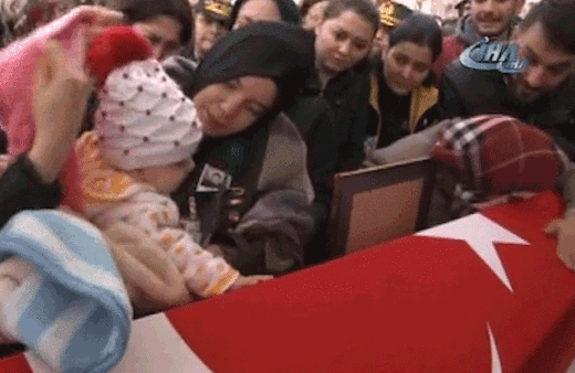  Şehidin 6 aylık kızı babasının tabutunu okşadı