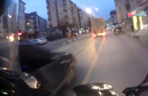 Motosikletlinin ölümden döndüğü anlar kask kamerasına yansıdı