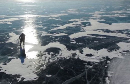 Buzlu gölü patenle geçen 76 yaşındaki nineye bakın!