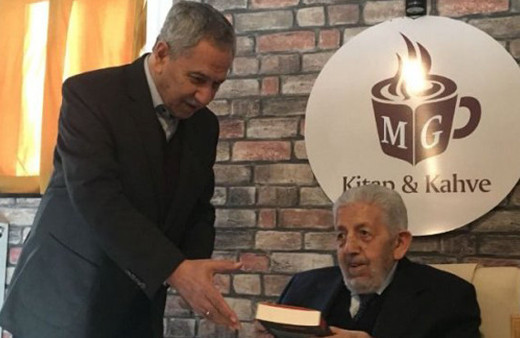 Bülent Arınç'tan Recai Kutan'a sürpriz! Kendi eliyle verdi