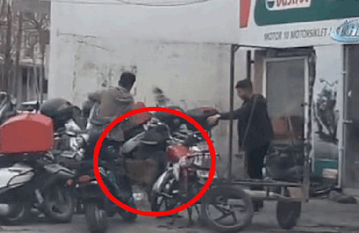 Esenyurt’ta köpeğe şiddet kamerada