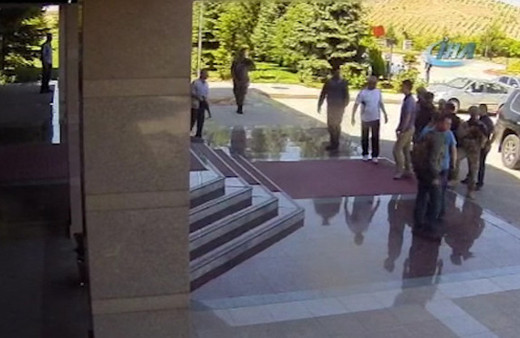 Zekai Aksakallı'nın, şehit Ömer Halisdemir'i alnından öptüğü görüntüler ortaya çıktı