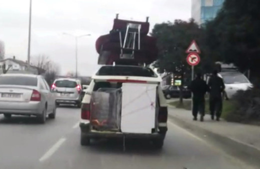 Trafikte aşırı yükü ile tehlike saçan otomobil kamerada