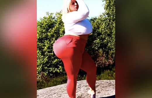 Görenler dönüp bir daha bakıyor o ise kendine bayılıyor