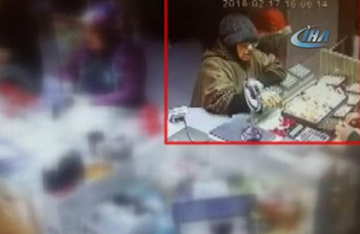 Kuyumcuyu sahte bilezikle dolandıran iki kadın, kameralara yakalandı