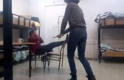 Darp ettikleri öğrenciyi cep telefonuna çektiler