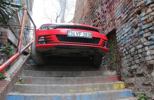 Arabasıyla merdivenlerden inmeye kalktı! İşte sonuç