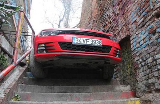  Otomobille merdivenlerden inmeye çalışınca
