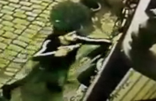 Hırsızı silah çekip suçüstü yakaladı, polise teslim etti