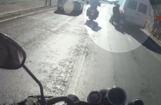 Arkadan gelen minibüsün altında kalmaktan son anda kurtuldu